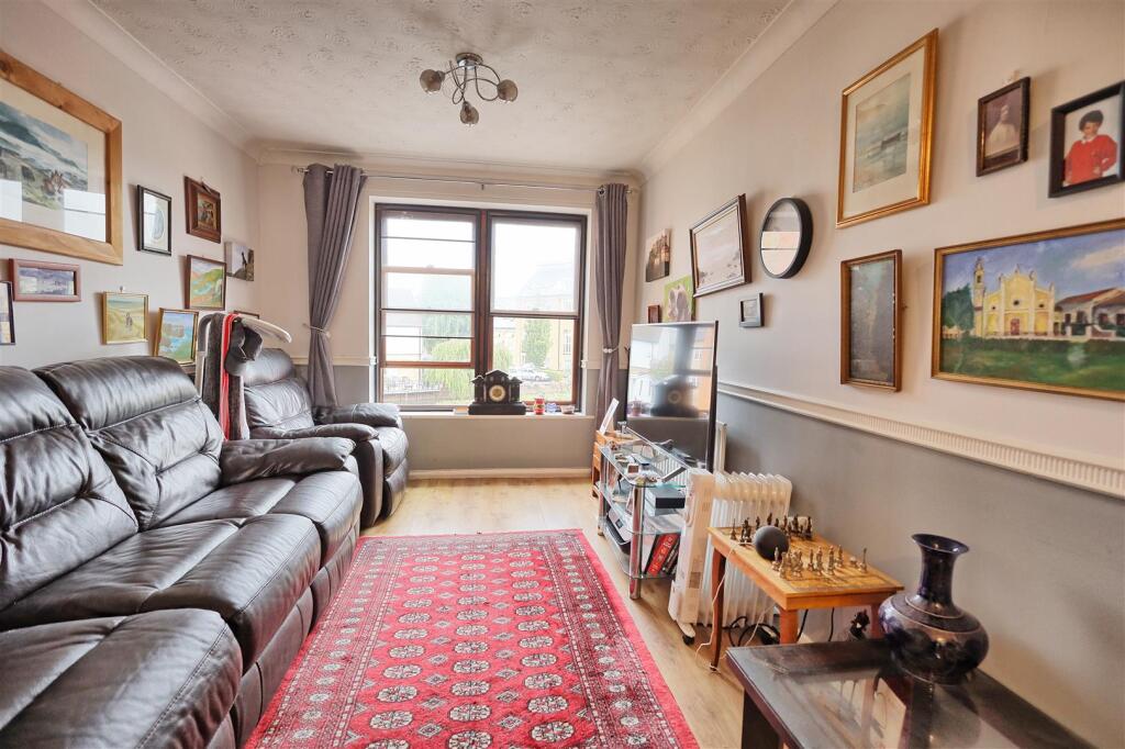Apartment in East Hertfordshire, Ware - More