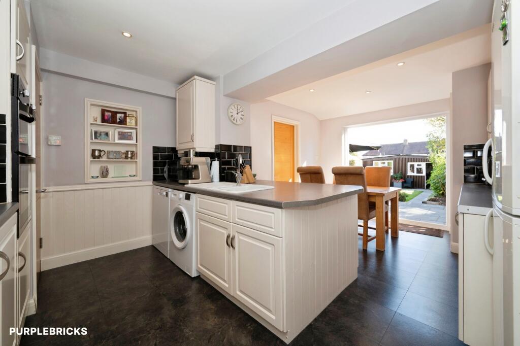 Hemsby Road, Chessington, KT9 photo 3