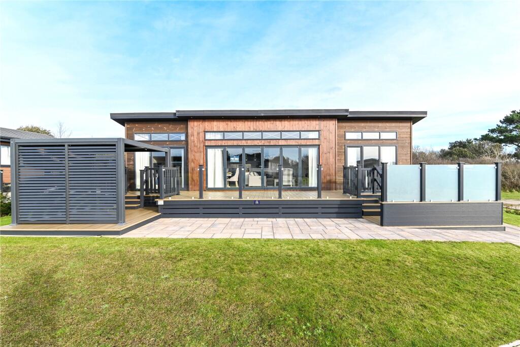2-bed caravan on Jubilee Gardens, Shorefield Country Park, Downton, Hampshire, SO41, £549,995