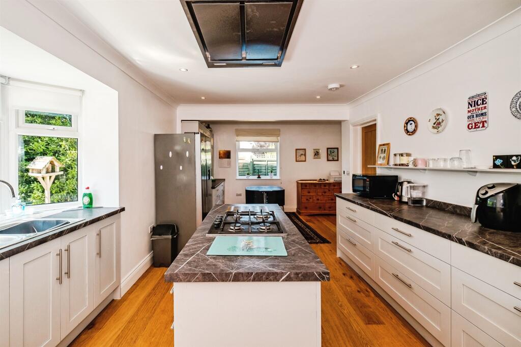 Widewater Close, LANCING photo 5