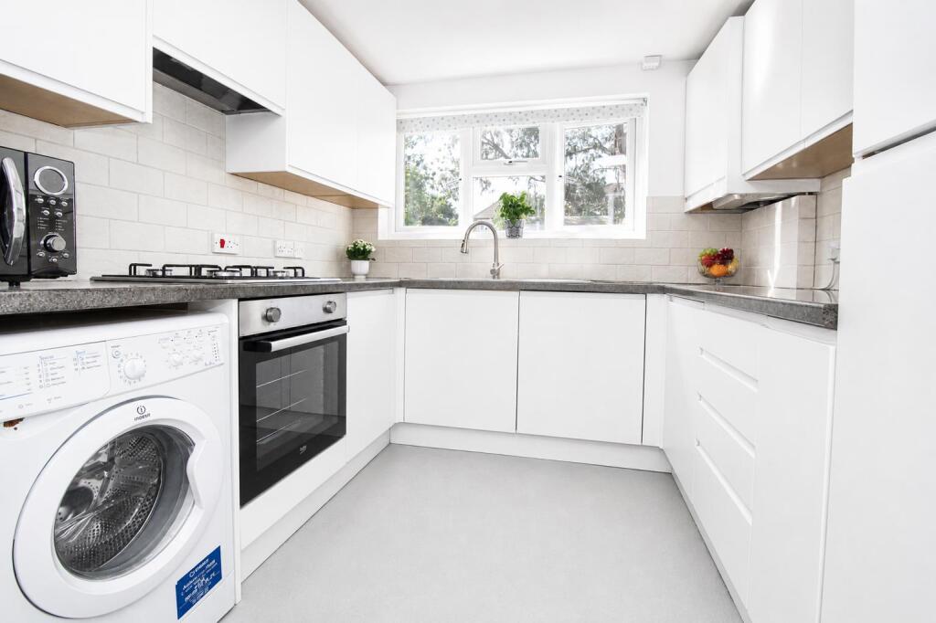 House in Sutton - View 5