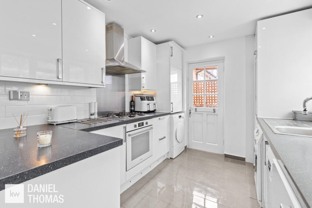 DANIEL THOMAS | Amesbury, Waltham Abbey, EN9 3LH photo 5