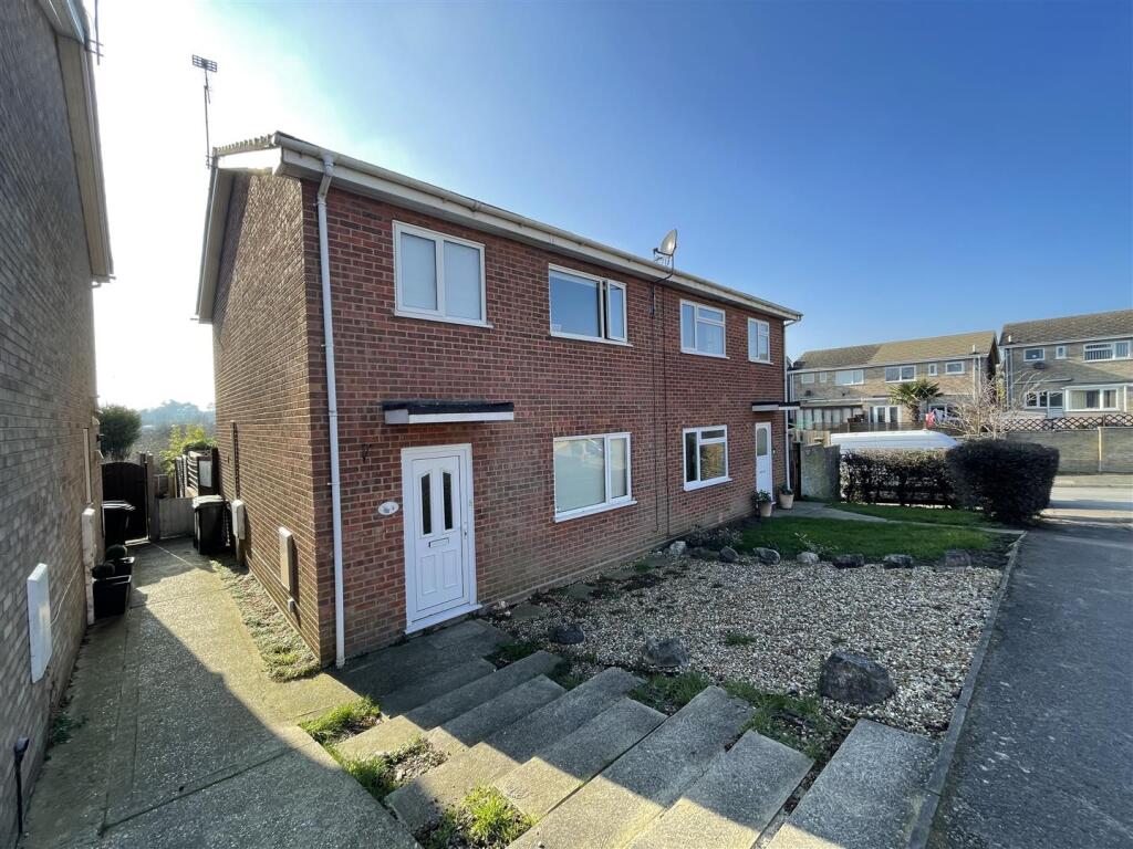 3-bed semi-detached on Elizabeth Way, Stowmarket, £235,000