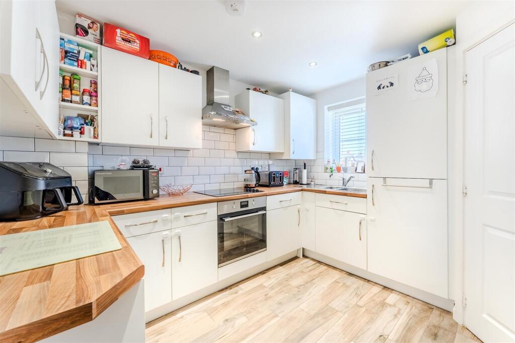 House in Kettering, Hanwood Park - More