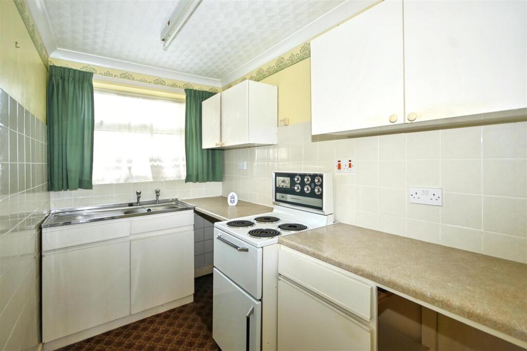 House in Eastbourne, Kingsmere, Langney Village - View 3