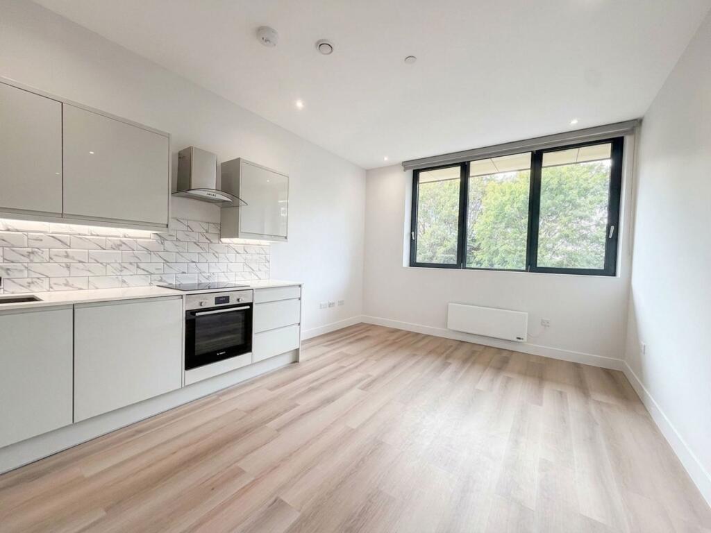 Apartment in Southall - View 3