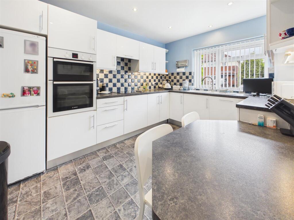 Pembroke Avenue, Hersham – pohled 2