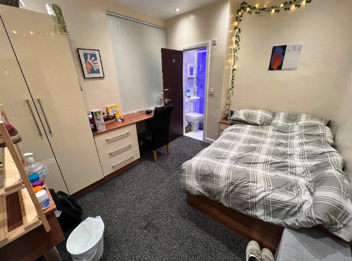 House in Leeds, West Yorkshire - View 2