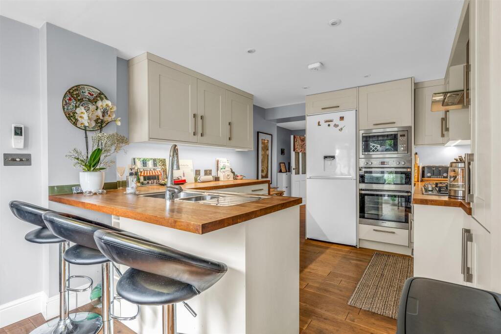 House in Knebworth, Painter's Green, Datchworth - More