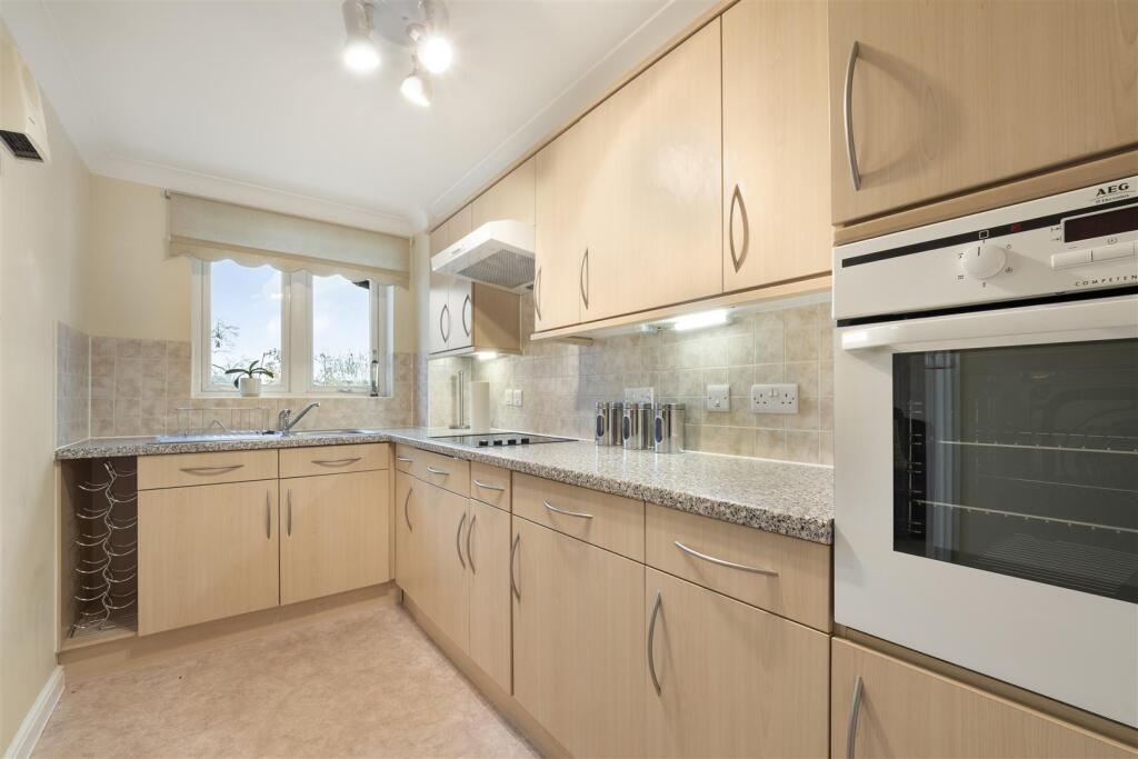 Apartment in Epsom and Ewell, Cuddington, West Ewell - View 5