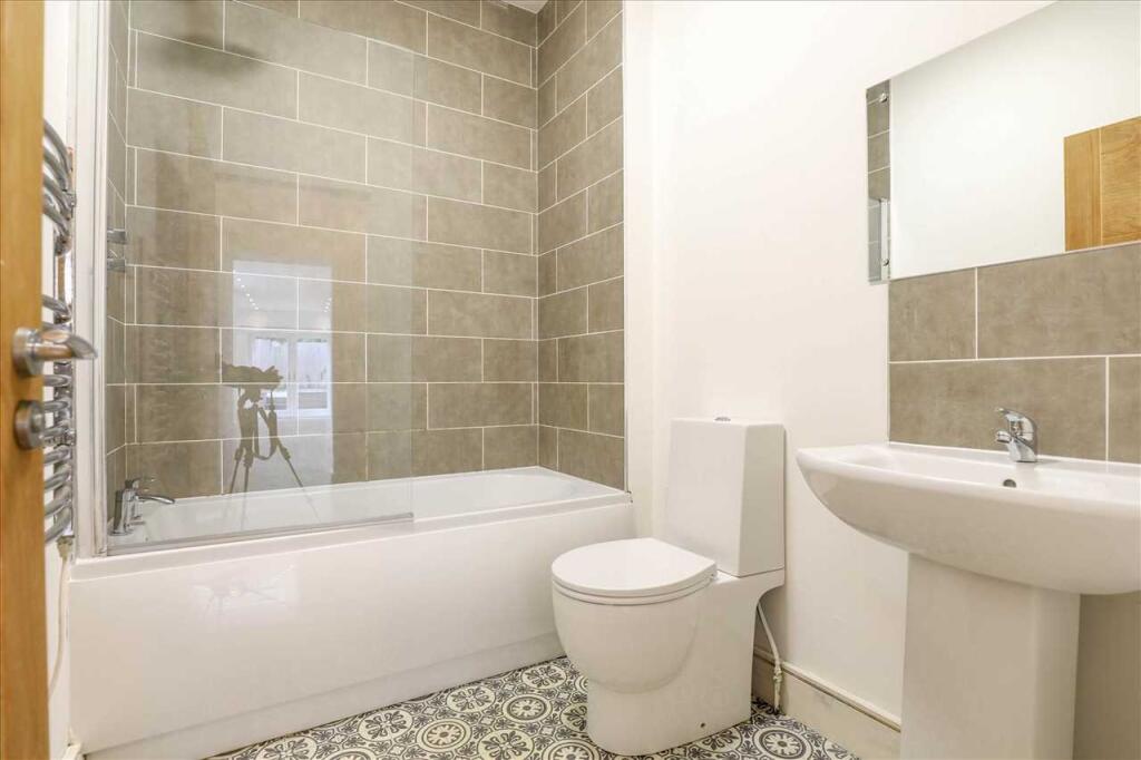 Apartment in Kettering, Burton Latimer - View 5