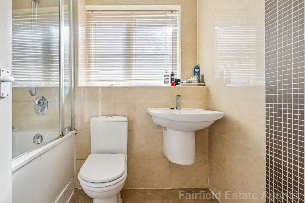 Leigh Rodd, Carpenders Park, Watford, WD19 photo 4