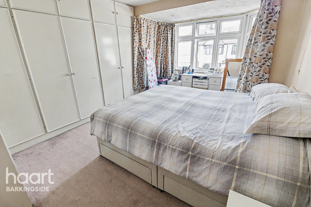 3-bed terraced on Oakleafe Gardens, Barkingside, £650,000