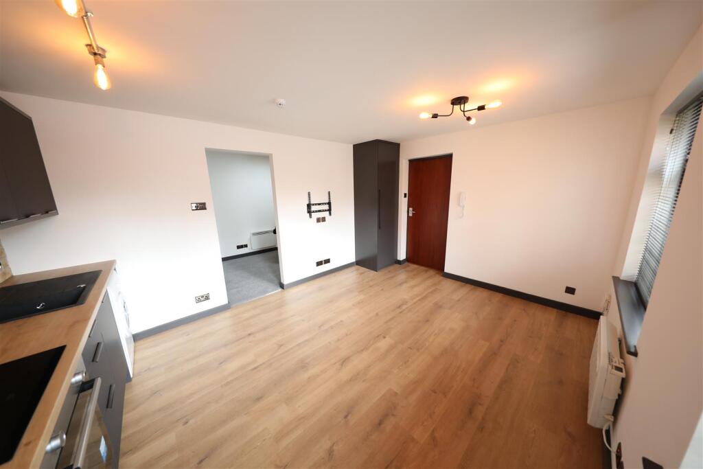 Apartment in Hull, Kingston upon Hull - More