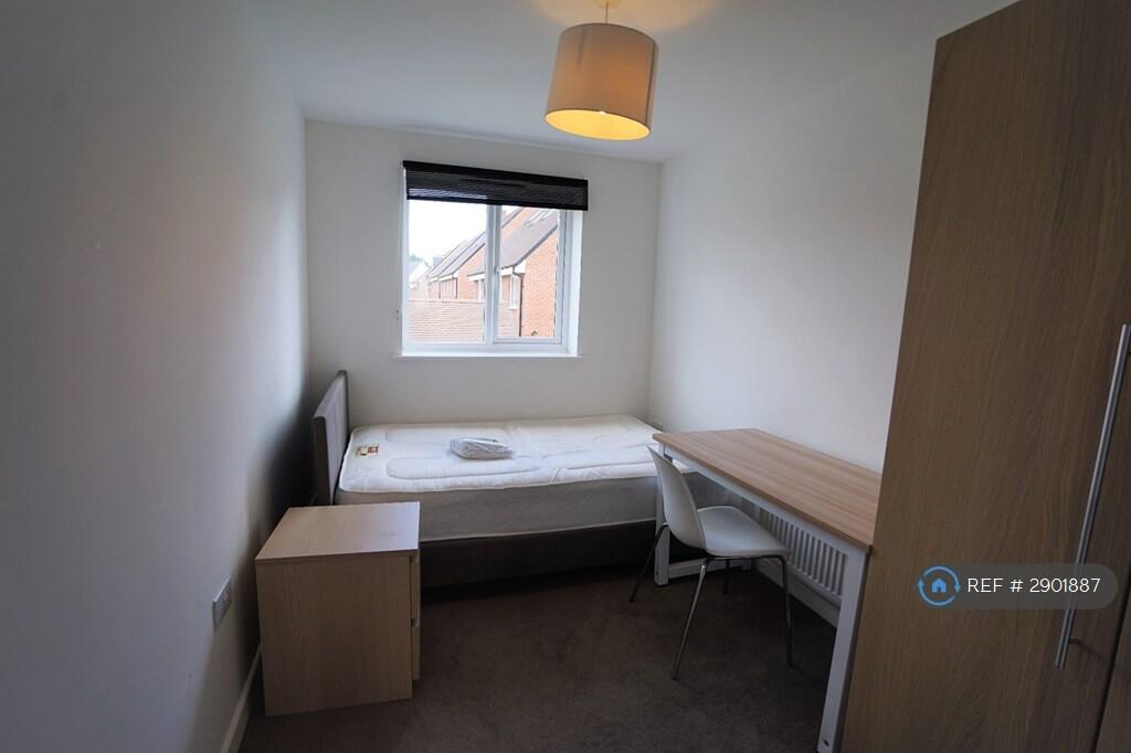 6 bedroom semi-detached house for rent