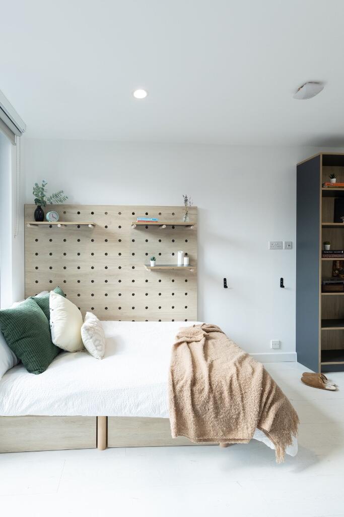 Main image of property: Commercial Road, London, E14