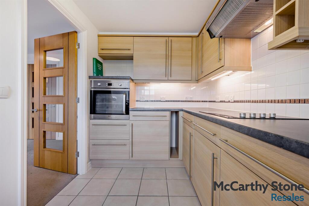 Cherrett Court, Ringwood Road, Ferndown photo 4