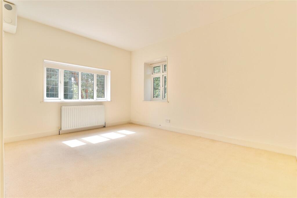 Apartment in Woking, Surrey - View 4