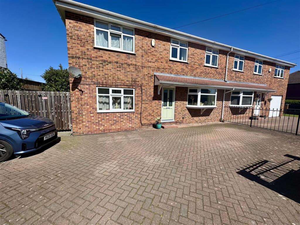 Main image of property: Lee Green, Mirfield