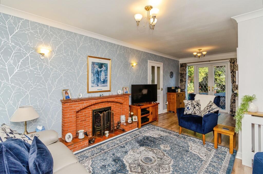 Lombardy Gardens, Willenhall, West Midlands, WV12 photo 3