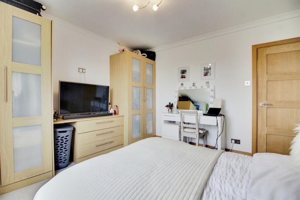21 Highmill, Ware, Hertfordshire, SG12 0RX photo 2