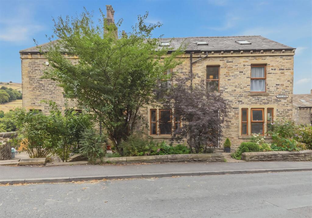 House in Halifax - View 5