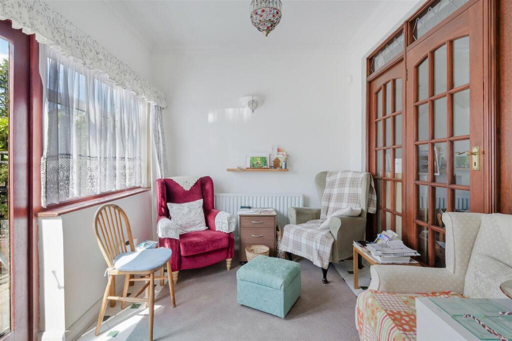House in Epsom, Stoneleigh - More