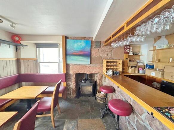 Bar / dining area
