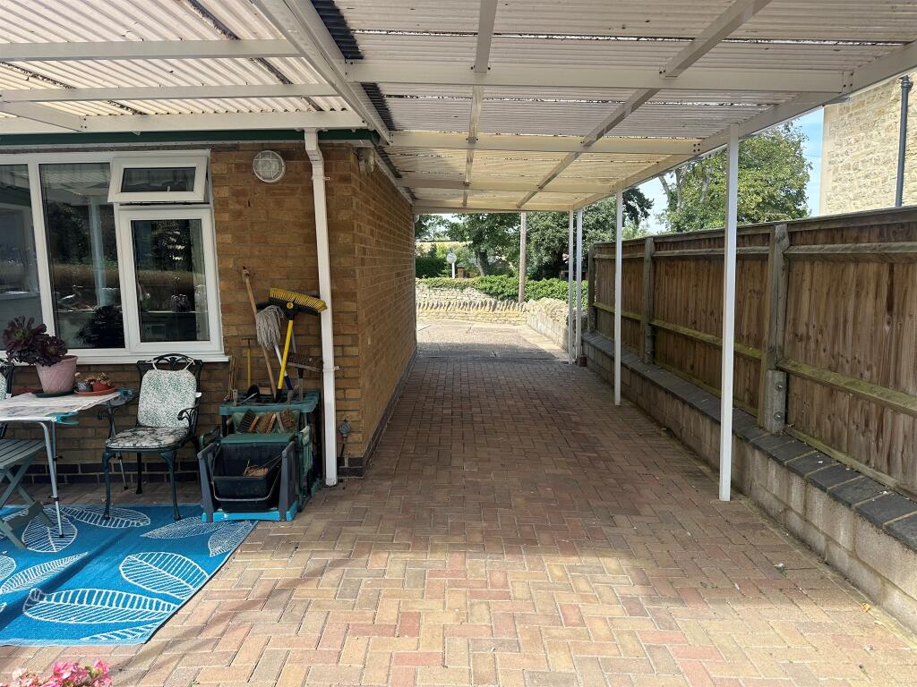 House in Stoke Bruerne - More