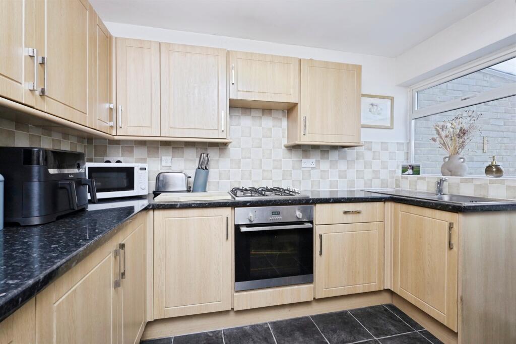 House in Wealden, Hailsham - More