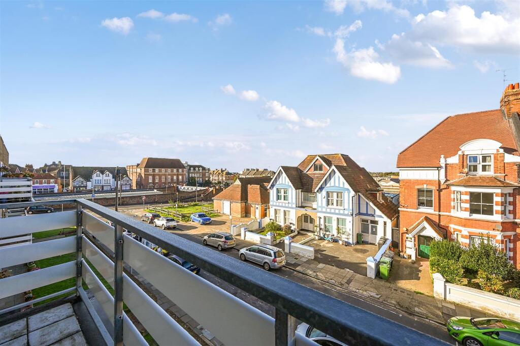 Apartment in Bexhill-on-Sea, Central - View 3