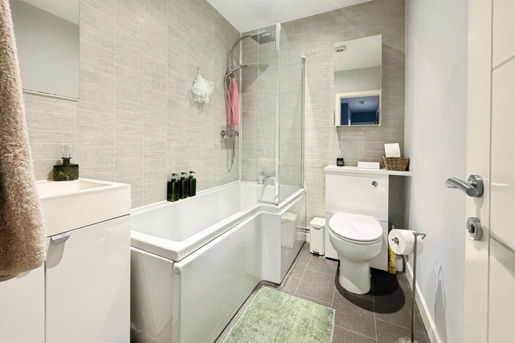 Apartment in Rushmoor, Hampshire - View 5