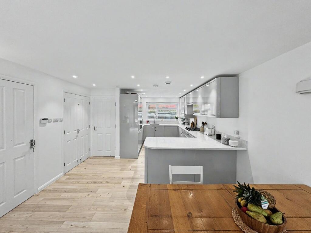 House in Bromley - More
