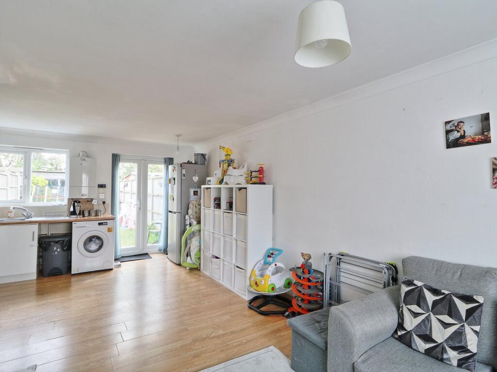 Pembroke Avenue, Eynesbury, St Neots, PE19 photo 3