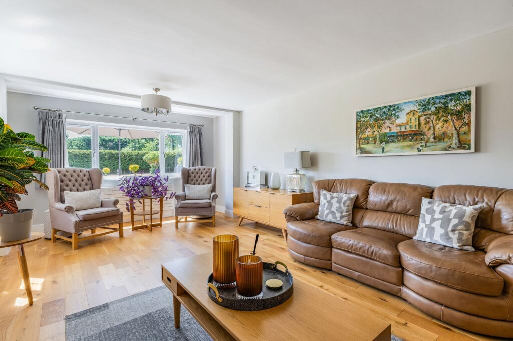House in Maidenhead, Pinkneys Green - More