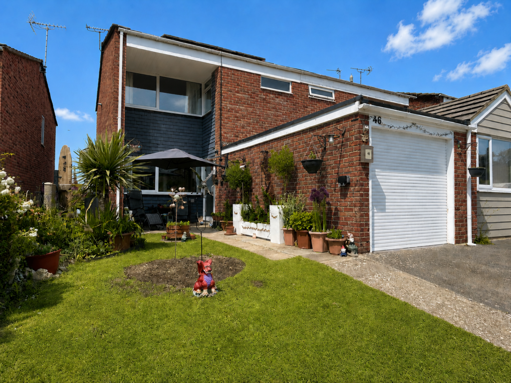 3-bed semi-detached on Berton Close, Blunsdon, Swindon, SN26, £280,000