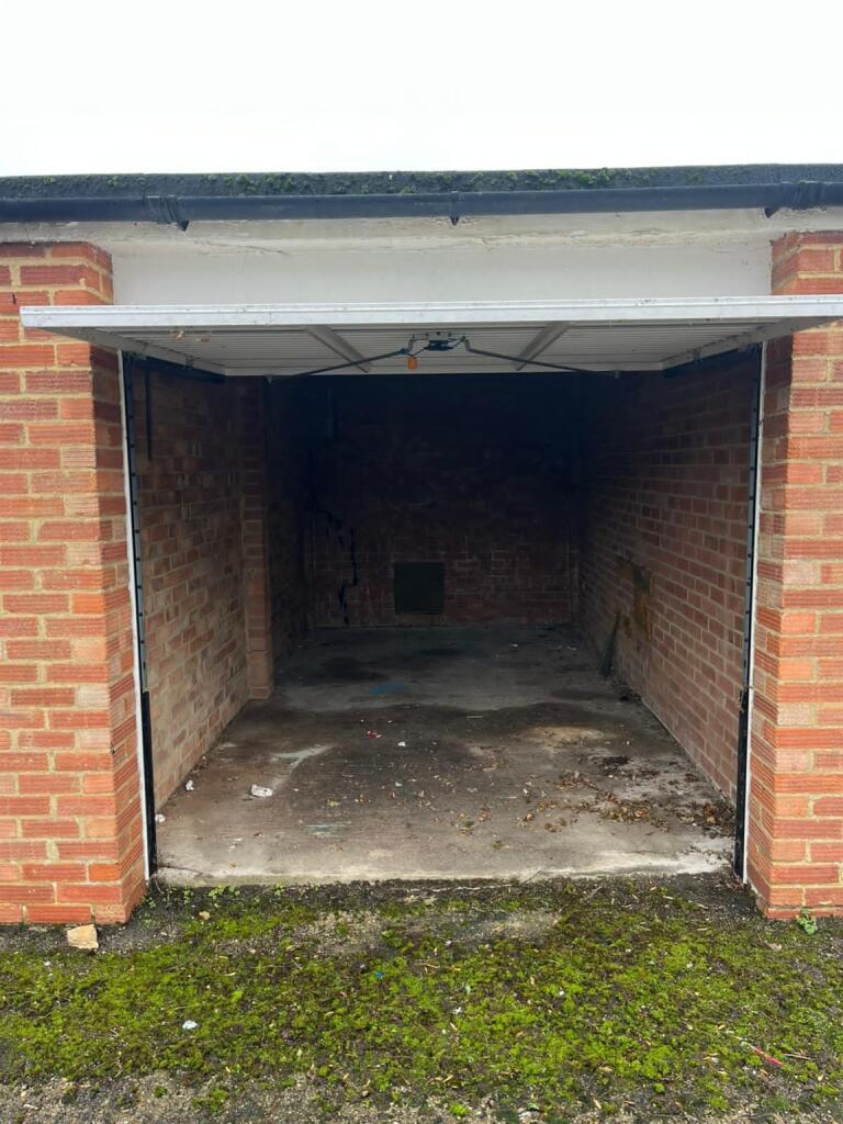 Woodcroft Drive, Eastbourne photo 3