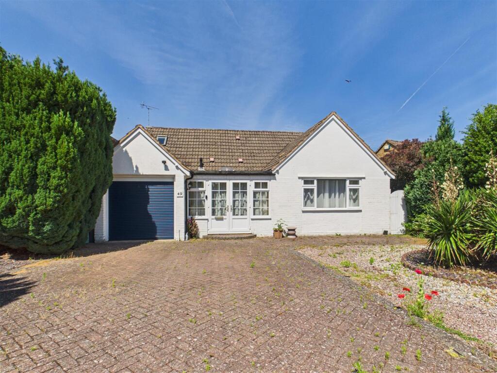 Main image of property: Dale Avenue, Stratford-Upon-Avon * VACANT & NO UPWARD CHAIN *