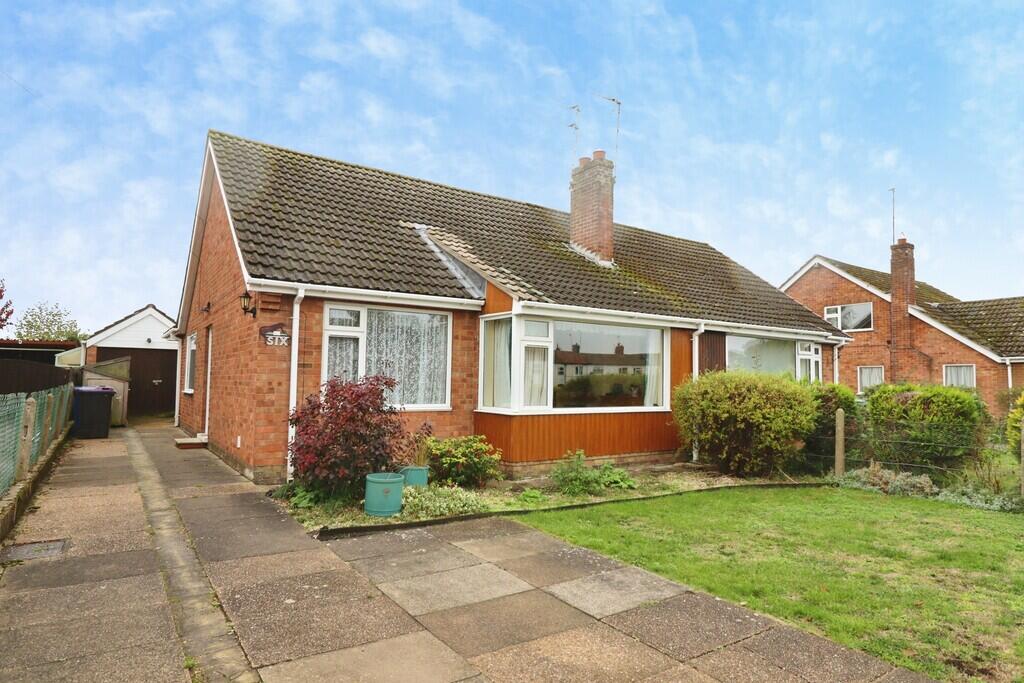 3-bed semi-detached on De Aston Fields, Market Rasen, £220,000