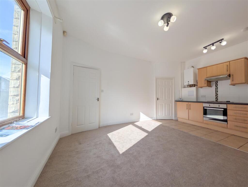 House in Huddersfield - View 3