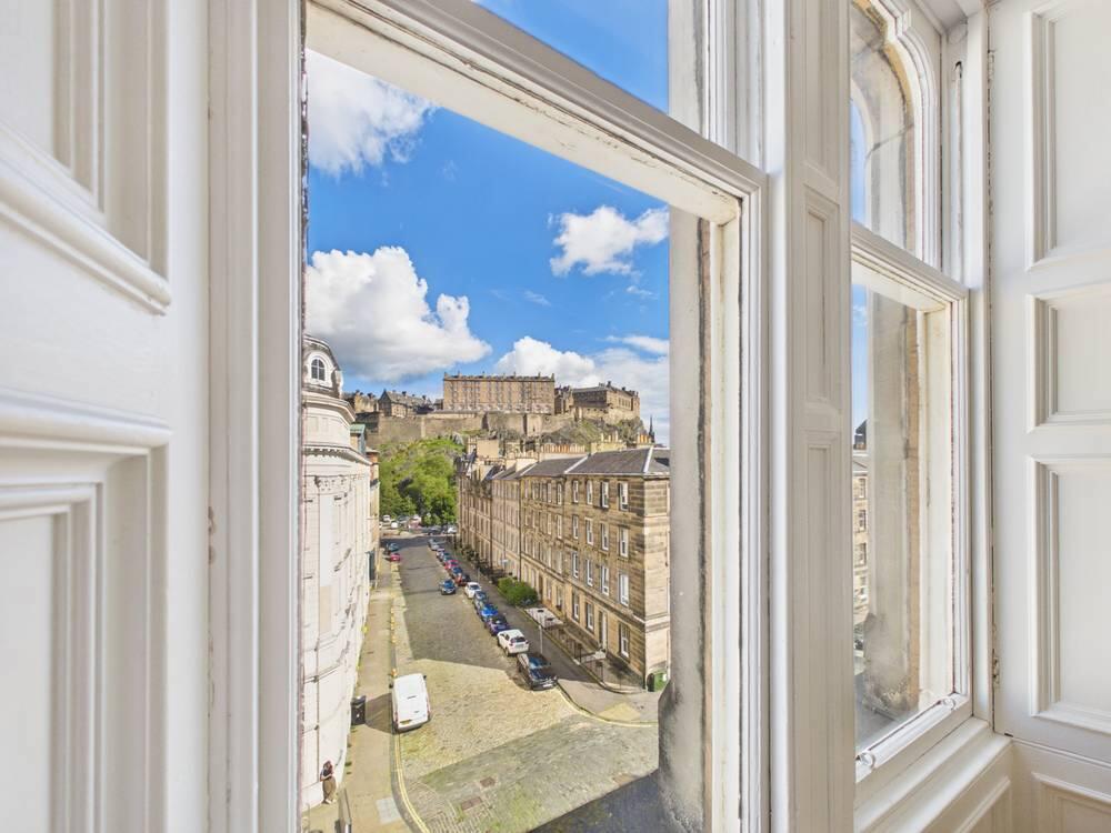 Apartment in Edinburgh, Tollcross - View 2