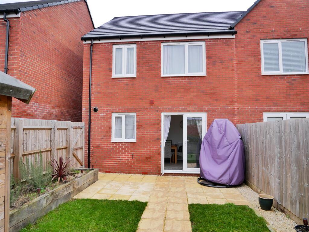 Brook Close, Lyneham photo 3