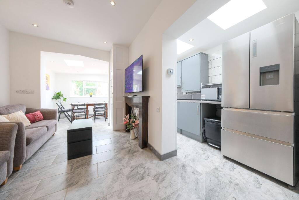 5 bedroom semi-detached house for rent
