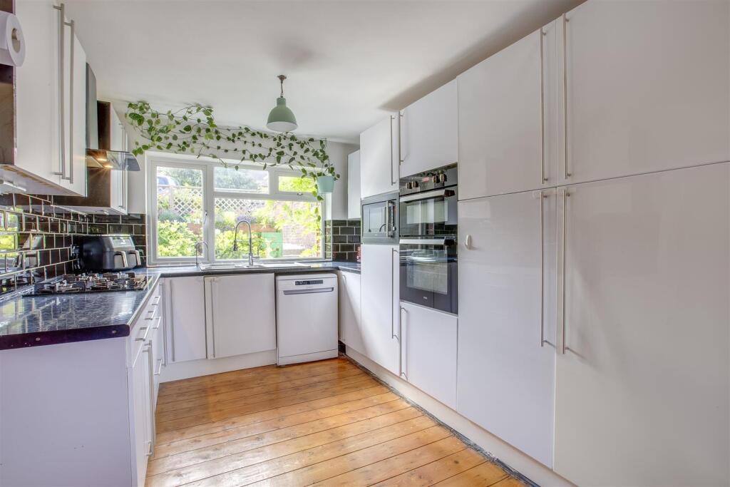 Longland Way, High Wycombe - View 5
