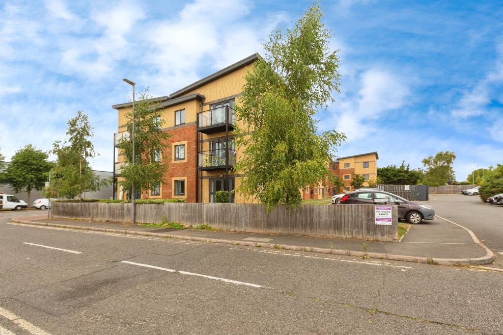 2-bed apartment on Ainger Close, Aylesbury, £200,000