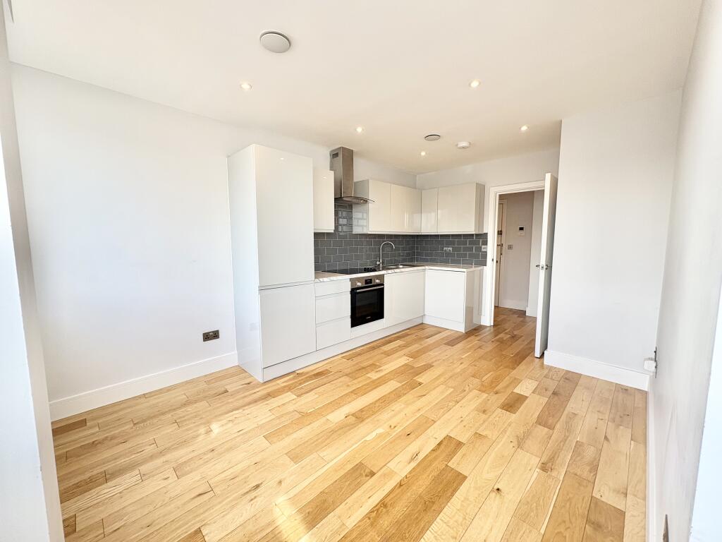 Apartment in Eastleigh - View 4