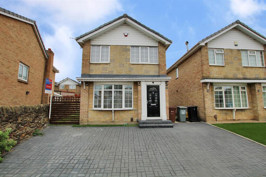 3-bed detached on Lawns Square, New Farnley, Leeds, £280,000