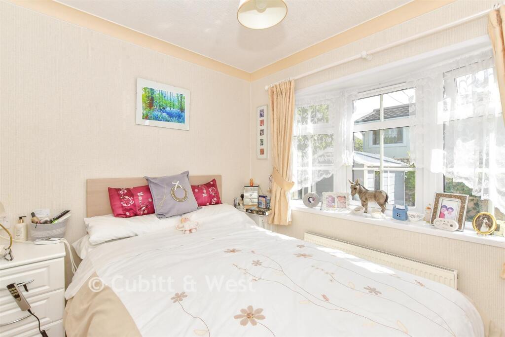 House in Chichester, Southbourne - More