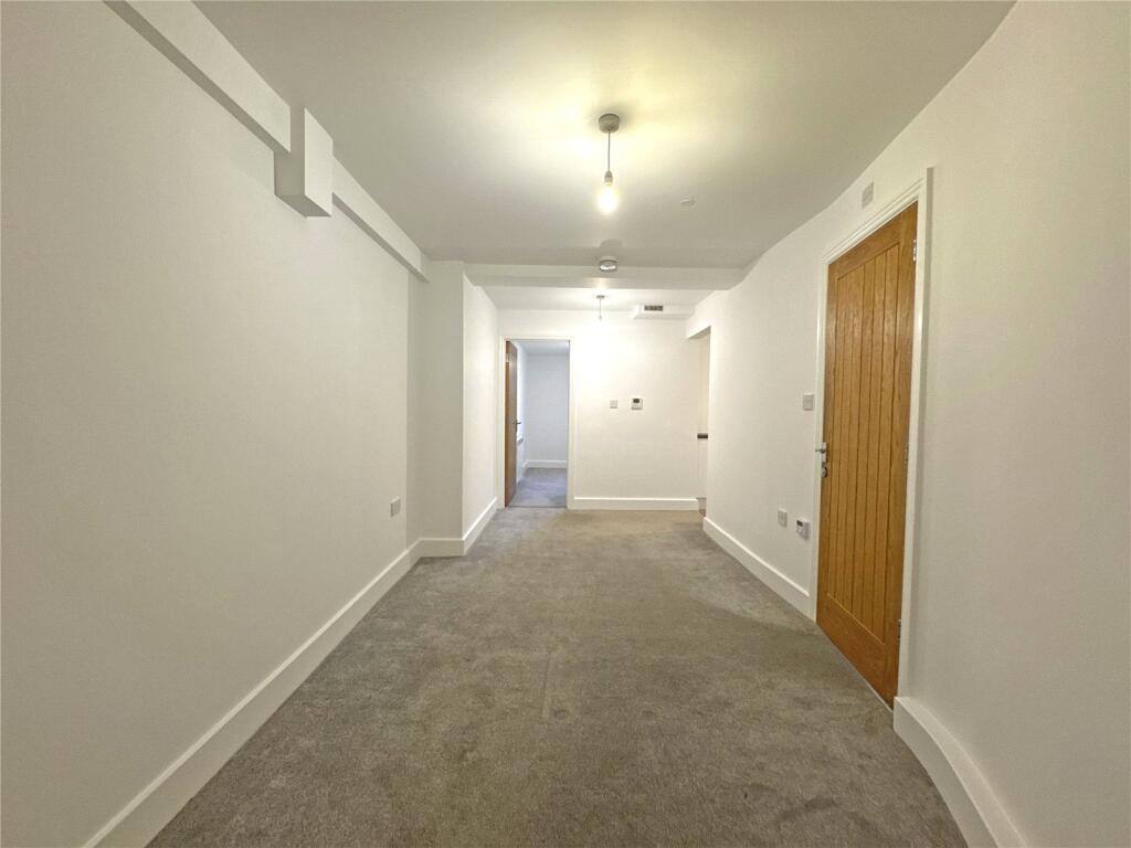 Apartment in East Grinstead, Sunnyside - View 5