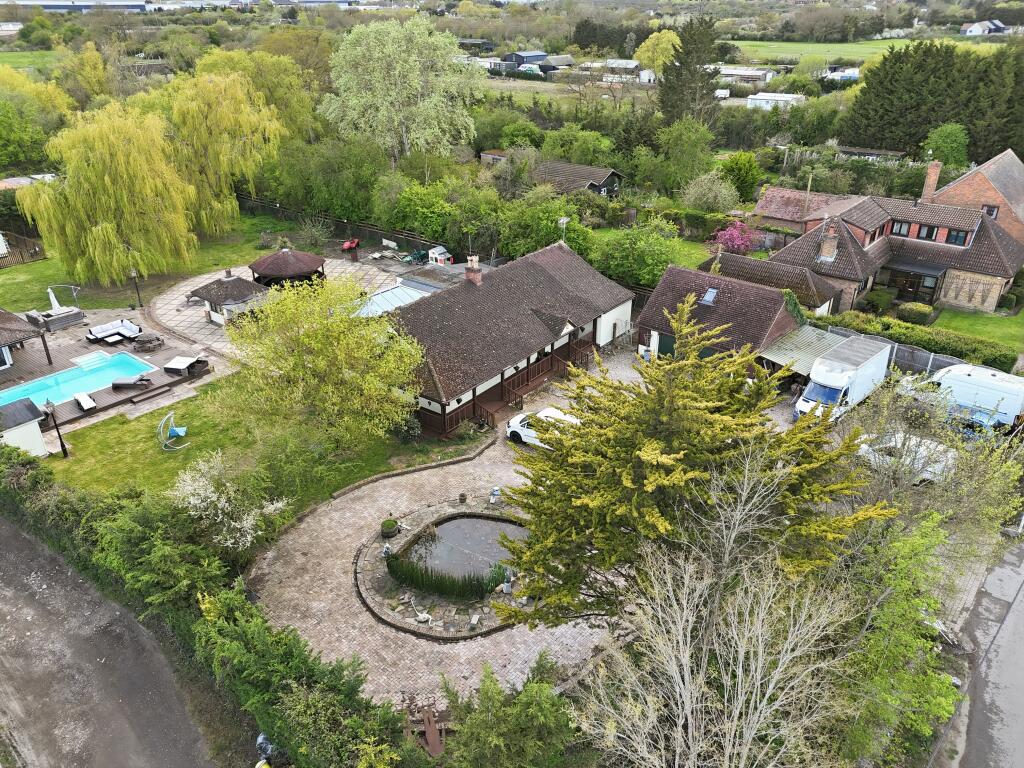 The Retreat, Oak Road, Crays Hill, Essex, CM11 2YQ photo 4